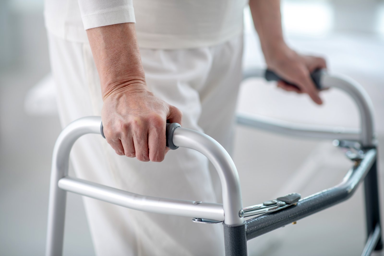 Andador con ruedas vs sin ruedas: cuál conviene para interior, exterior y rehabilitación