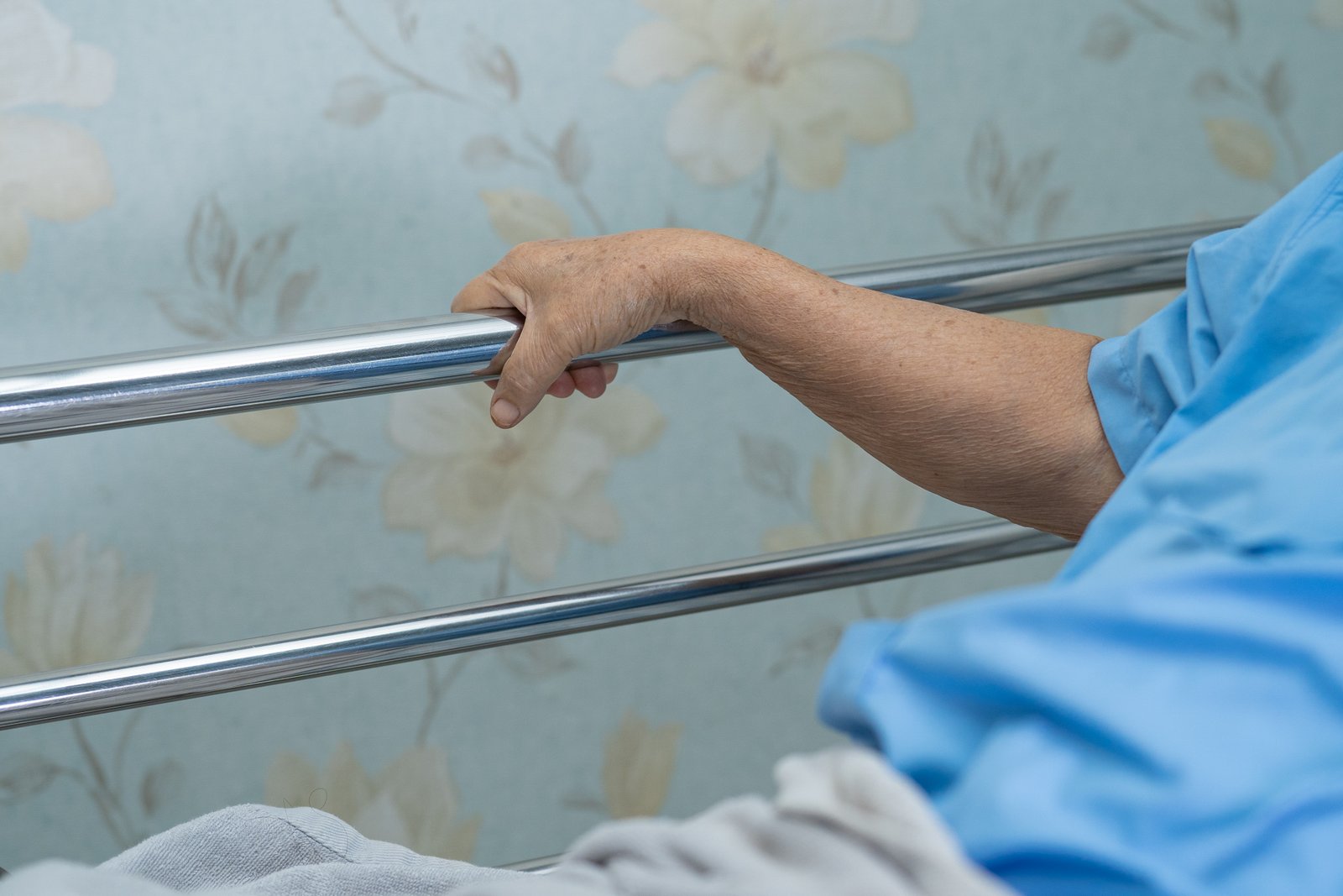 Barandillas y ayudas para baño: cómo reducir caídas en ducha y WC (guía práctica)