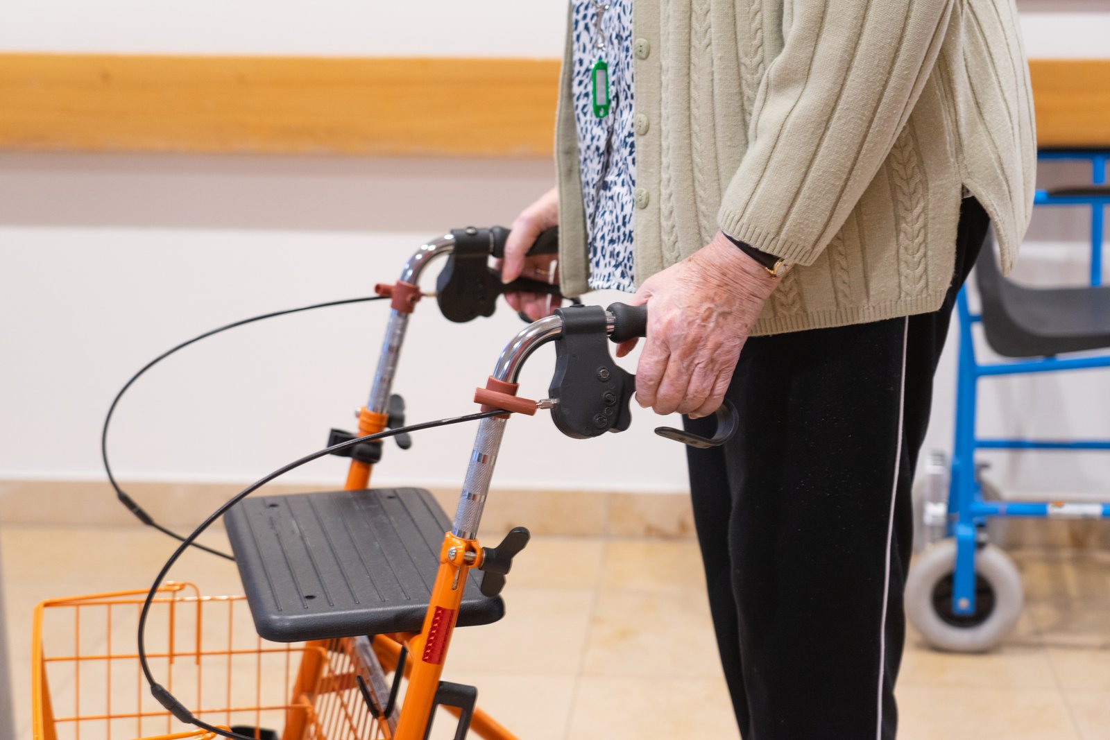 Cómo elegir un andador con asiento (rollator) para paseos largos y descansos