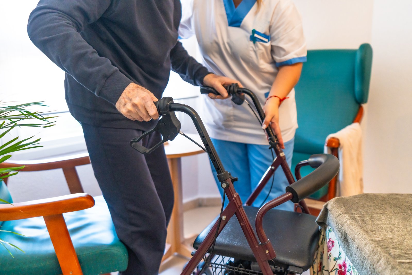 Cómo limpiar y mantener un andador o rollator para que dure más