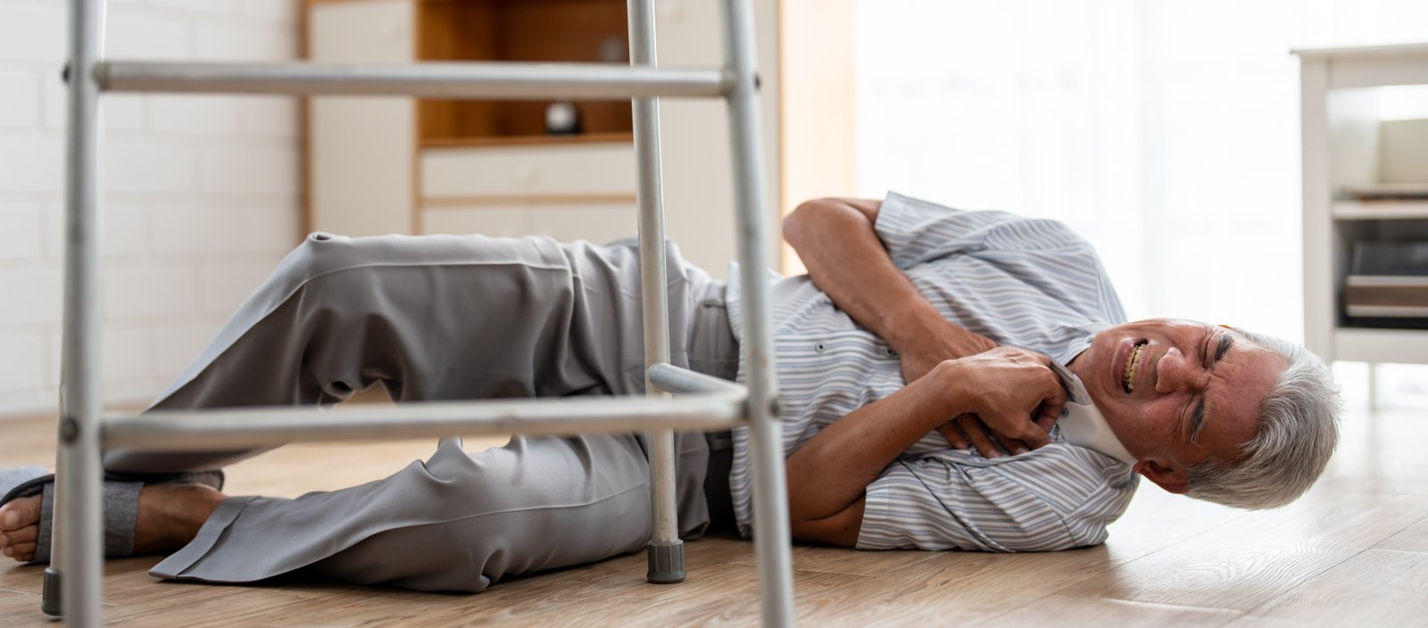 Cómo prevenir caídas en casa: checklist habitación por habitación (mayores)