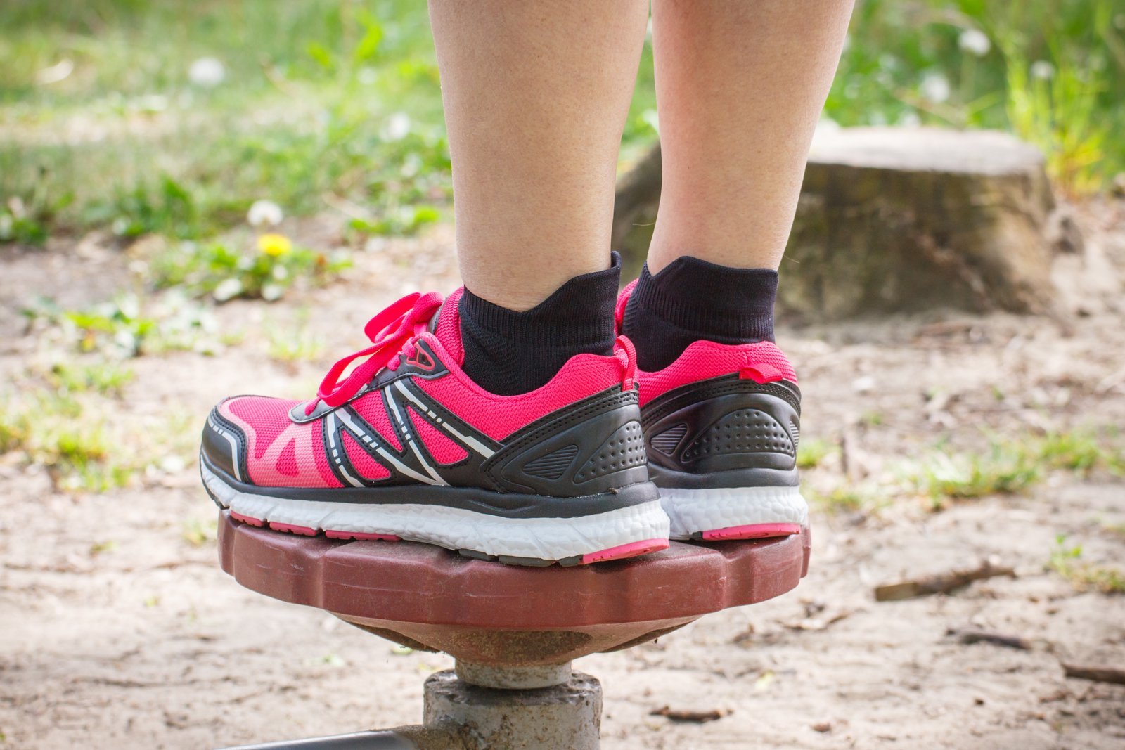 Ejercicios suaves para mejorar equilibrio en mayores (sin material) y caminar más seguro