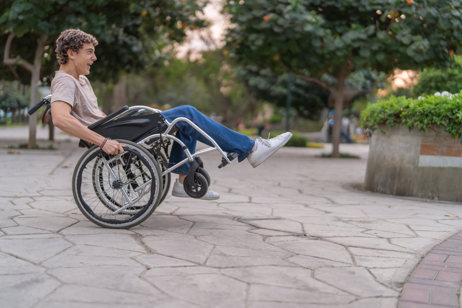 Silla de ruedas ligera vs reforzada: ventajas y cuándo conviene cada una