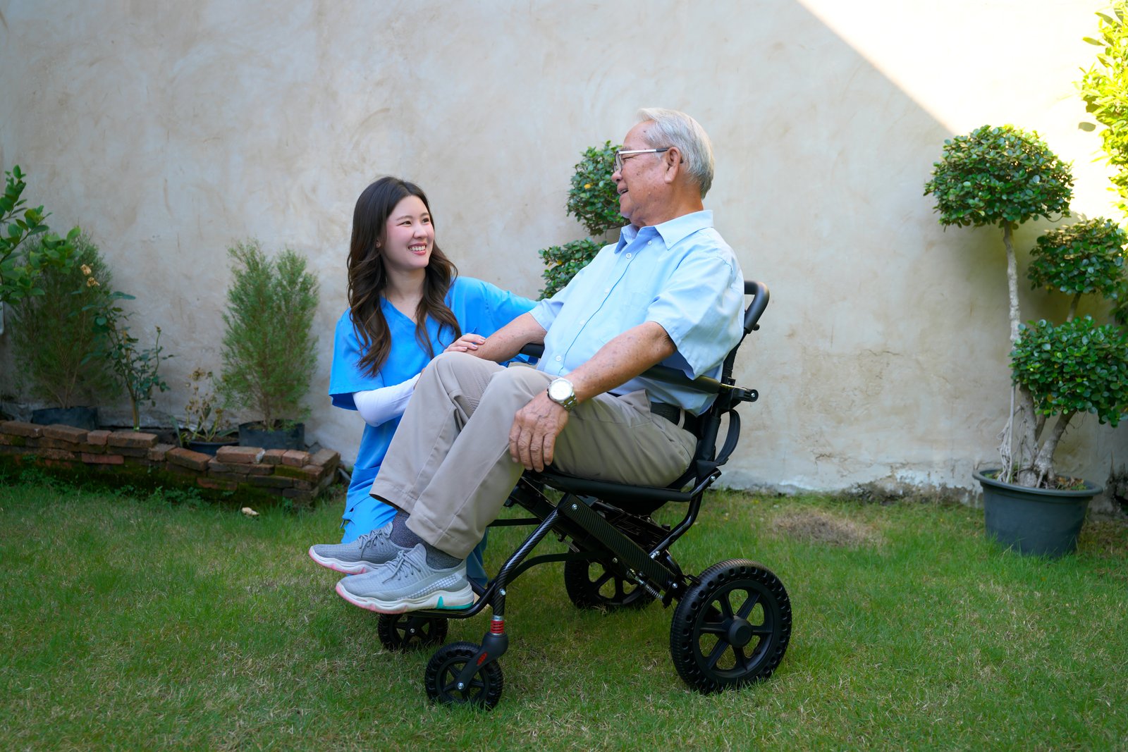 Silla de transferencia vs silla autopropulsable: diferencias y qué conviene